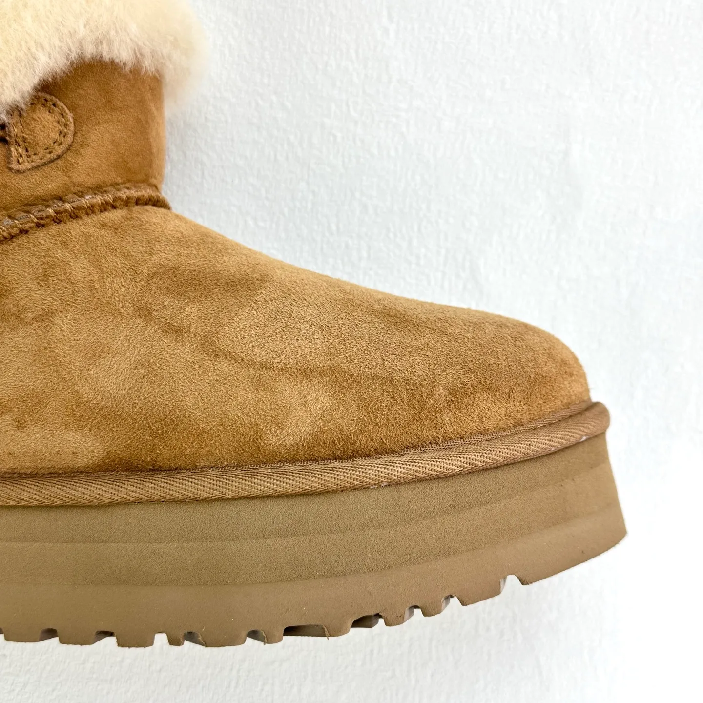Pick up locally 💰480 The core recommendation is good price. The platform’s foreign trade is exclusive to UGG Classic Short II horn buckle women’s snow boots 1118816 Produced by the ten-year-old brand shoemaking factory production line. Pay attention to every detail. Longfeng A-grade genuine sheep fur is integrated. Completely built in accordance with the ZP process. Size: 35 36 37 38 39 40